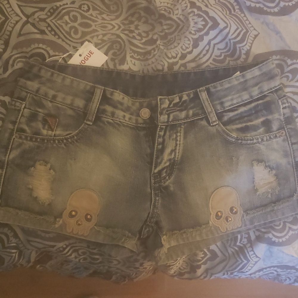 Jean shorts with leather skulls